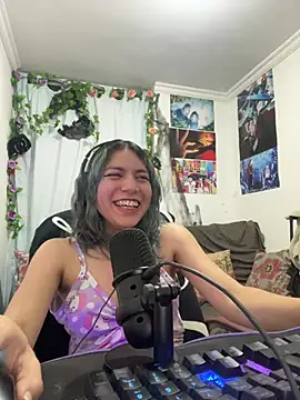 Snapshot of VaioletUwU chatting on March 17, 2026, 6:28 am VaioletUwU online show from March 17, 2026, 6:28 am