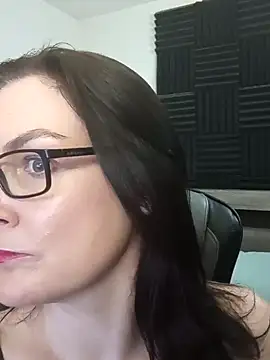 Snapshot of DesreRose chatting on April 27, 2026, 8:29 pm DesreRose online show from April 27, 2026, 8:29 pm