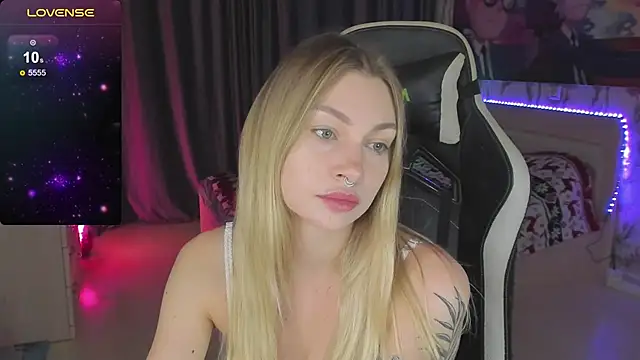 Snapshot of BiMolly chatting on December 8, 2024, 9:19 pm BiMolly online show from December 8, 2024, 9:19 pm