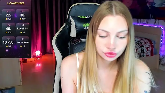 Snapshot of BiMolly chatting on October 2, 2025, 12:39 am BiMolly online show from October 2, 2025, 12:39 am