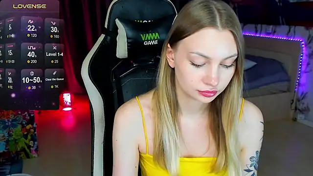 Snapshot of BiMolly chatting on November 9, 2025, 2:37 pm BiMolly online show from November 9, 2025, 2:37 pm