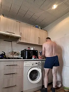  lady red  online show from March 15, 2025, 1:18 pm