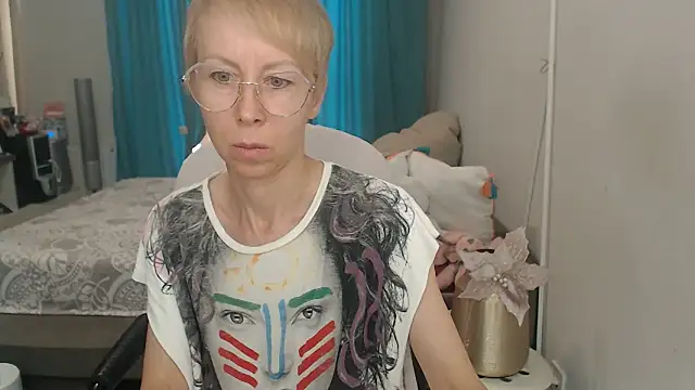 Snapshot of LuxuryNika chatting on July 5, 2026, 12:23 pm LuxuryNika online show from July 5, 2026, 12:23 pm
