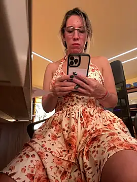 Gatitacarlita online show from March 13, 2025, 8:11 pm