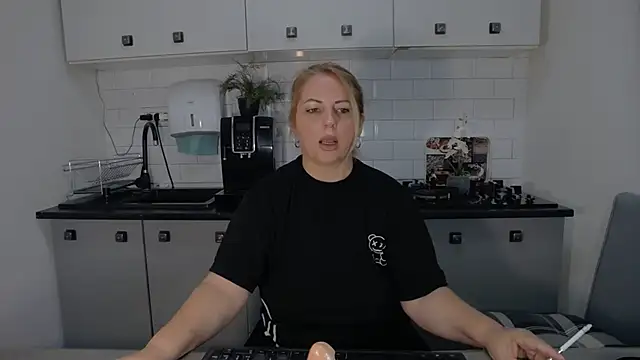 erikaerika online show from September 19, 2025, 8:16 am