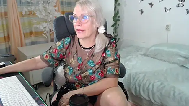 Ghertrude52 online show from June 15, 2026, 4:36 am