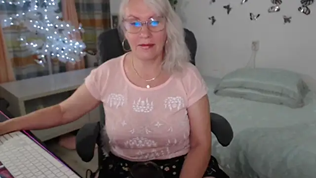 Ghertrude52 online show from June 19, 2026, 4:17 am
