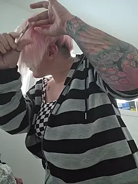 Snapshot of PinkTheHawk chatting on June 7, 2026, 4:38 am PinkTheHawk online show from June 7, 2026, 4:38 am