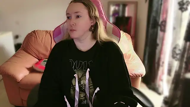 Snapshot of kisicaxx chatting on February 15, 2025, 10:44 am kisicaxx online show from February 15, 2025, 10:44 am