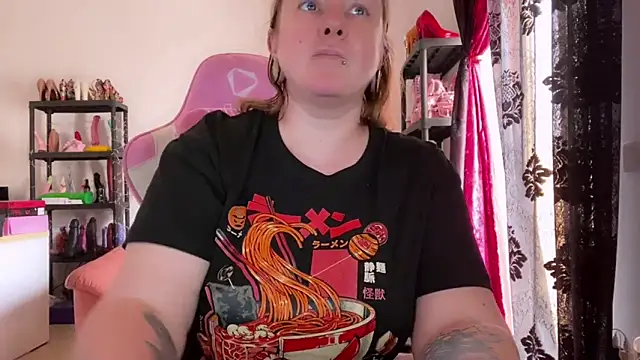 kisicaxx online show from May 6, 2026, 1:49 pm