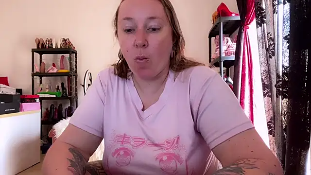 kisicaxx online show from May 12, 2026, 8:55 am