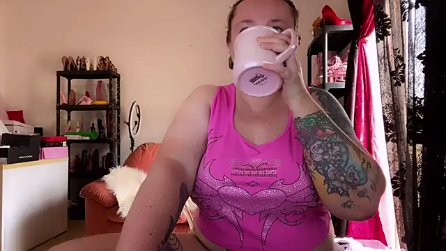 kisicaxx online show from May 17, 2026, 10:00 am