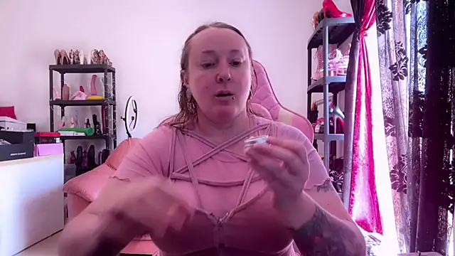 kisicaxx online show from May 26, 2026, 9:05 am