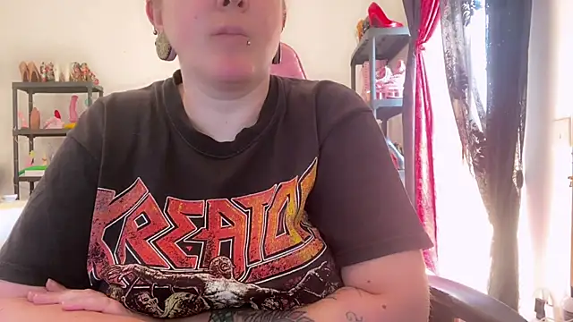 kisicaxx online show from June 8, 2026, 7:53 am