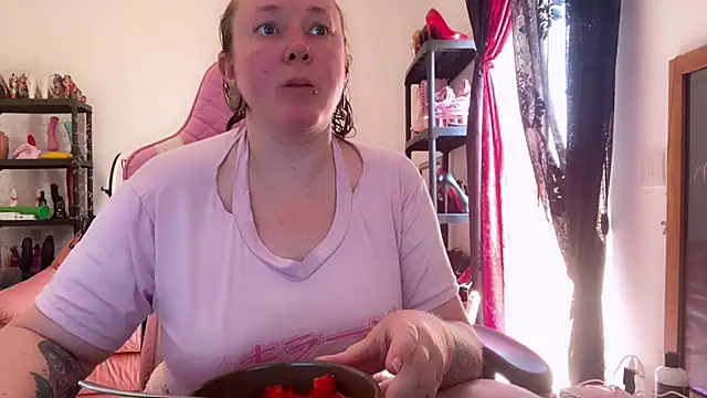 kisicaxx online show from June 10, 2026, 8:57 am
