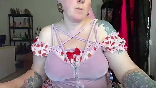 kisicaxx online show from July 10, 2026, 5:26 pm