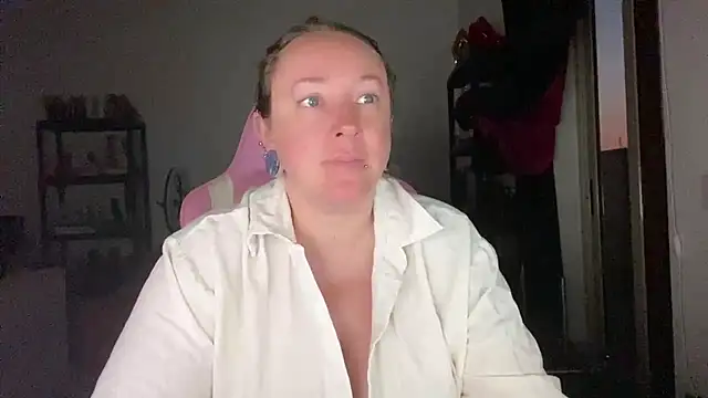 kisicaxx online show from July 17, 2026, 3:24 am