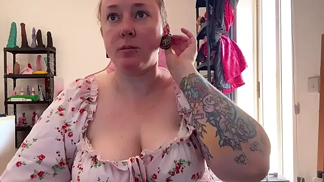 kisicaxx online show from August 2, 2026, 8:35 am