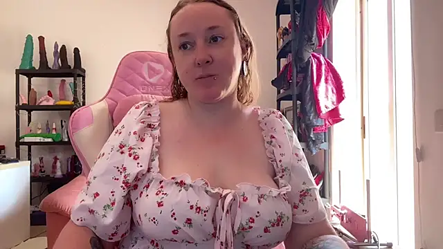 kisicaxx online show from August 3, 2026, 9:15 am