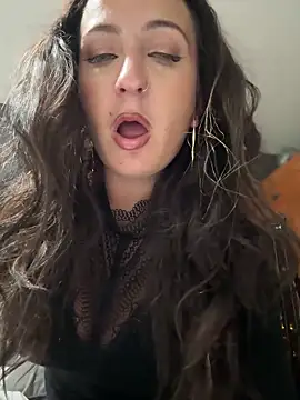 Snapshot of itsCassie chatting on December 16, 2025, 8:47 pm itsCassie online show from December 16, 2025, 8:47 pm