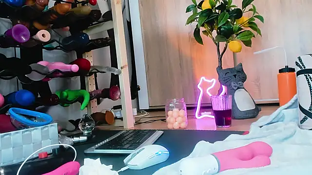 Snapshot of Anal_Queen_Mona chatting on December 12, 2024, 9:04 pm Anal Queen Mona online show from December 12, 2024, 9:04 pm