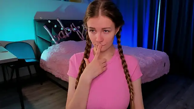 SweetMilkis online show from February 4, 2025, 9:07 am