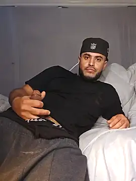 Snapshot of gardy8585 chatting on December 17, 2024, 6:53 pm gardy8585 online show from December 17, 2024, 6:53 pm