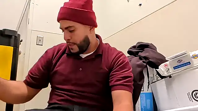 Snapshot of gardy8585 chatting on December 2, 2025, 9:14 am gardy8585 online show from December 2, 2025, 9:14 am