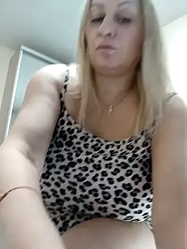 Snapshot of Liana_MilfHot chatting on January 10, 2025, 3:18 am Liana MilfHot online show from January 10, 2025, 3:18 am