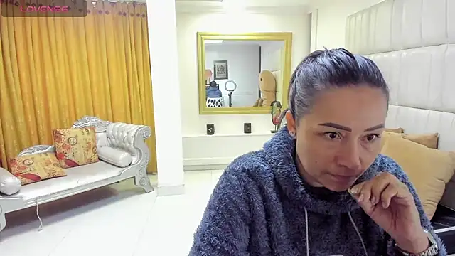 Snapshot of gaby_trent chatting on March 6, 2025, 1:03 pm gaby trent online show from March 6, 2025, 1:03 pm