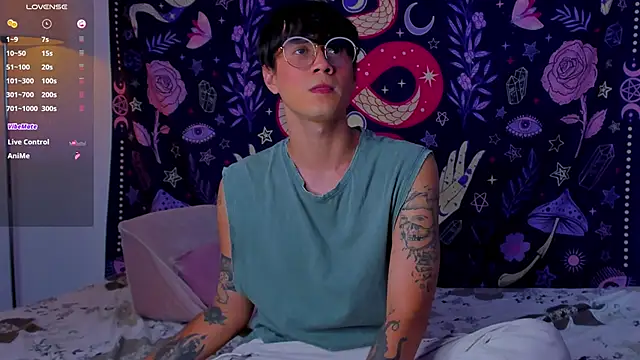 Snapshot of LeaneSeb chatting on December 9, 2024, 12:45 am LeaneSeb online show from December 9, 2024, 12:45 am