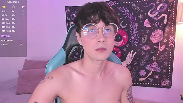 Snapshot of LeaneSeb chatting on December 15, 2024, 10:58 pm LeaneSeb online show from December 15, 2024, 10:58 pm