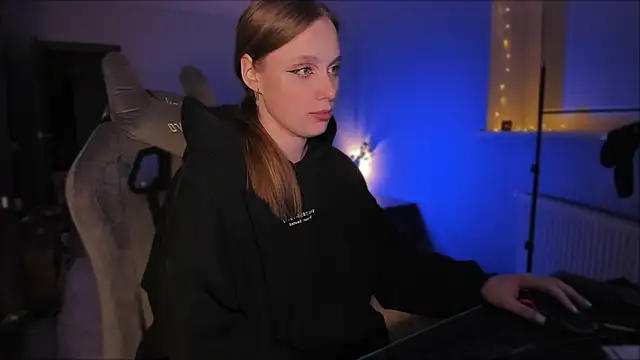 Snapshot of Rachel_Ro chatting on December 10, 2024, 1:54 am Rachel Ro online show from December 10, 2024, 1:54 am