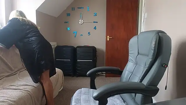 Snapshot of hollyjanesmith chatting on October 8, 2025, 11:19 am hollyjanesmith online show from October 8, 2025, 11:19 am