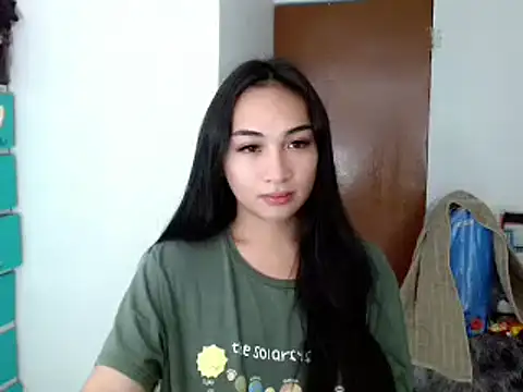 Snapshot of SweetLilly_18 chatting on December 14, 2024, 8:18 pm SweetLilly 18 online show from December 14, 2024, 8:18 pm