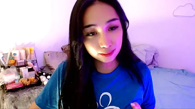 Snapshot of SweetLilly_18 chatting on November 2, 2025, 2:14 am SweetLilly 18 online show from November 2, 2025, 2:14 am