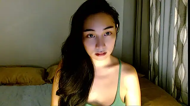 Snapshot of SweetLilly_18 chatting on April 12, 2026, 2:49 am SweetLilly 18 online show from April 12, 2026, 2:49 am