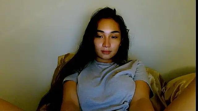 Snapshot of SweetLilly_18 chatting on April 12, 2026, 2:55 pm SweetLilly 18 online show from April 12, 2026, 2:55 pm
