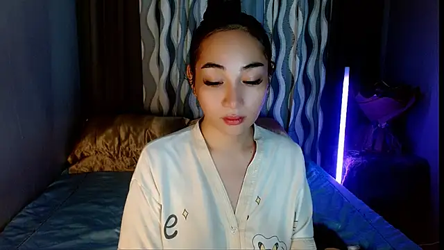 Snapshot of SweetLilly_18 chatting on April 24, 2026, 2:58 am SweetLilly 18 online show from April 24, 2026, 2:58 am