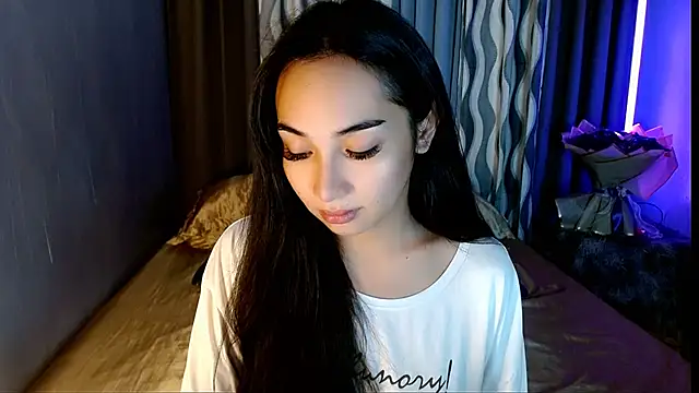 Snapshot of SweetLilly_18 chatting on May 6, 2026, 3:24 am SweetLilly 18 online show from May 6, 2026, 3:24 am