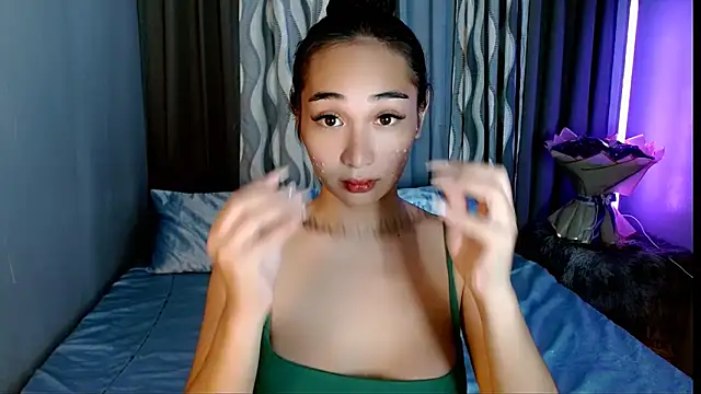 Snapshot of SweetLilly_18 chatting on May 13, 2026, 2:42 am SweetLilly 18 online show from May 13, 2026, 2:42 am