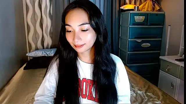 Snapshot of SweetLilly_18 chatting on May 23, 2026, 3:45 am SweetLilly 18 online show from May 23, 2026, 3:45 am