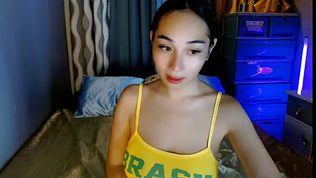 Snapshot of SweetLilly_18 chatting on May 24, 2026, 4:17 am SweetLilly 18 online show from May 24, 2026, 4:17 am