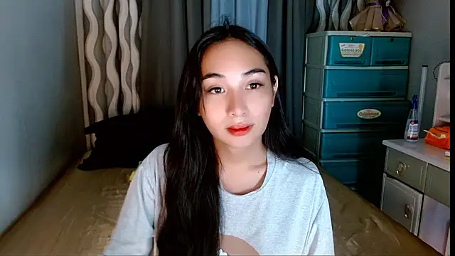 Snapshot of SweetLilly_18 chatting on May 25, 2026, 4:40 am SweetLilly 18 online show from May 25, 2026, 4:40 am