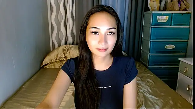 Snapshot of SweetLilly_18 chatting on June 1, 2026, 7:10 am SweetLilly 18 online show from June 1, 2026, 7:10 am
