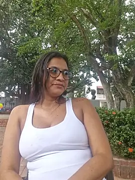 Snapshot of DAELAA chatting on February 10, 2025, 9:47 pm DAELAA online show from February 10, 2025, 9:47 pm