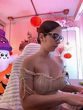 Snapshot of Zoe_Bae chatting on October 28, 2025, 8:44 pm Zoe Bae online show from October 28, 2025, 8:44 pm