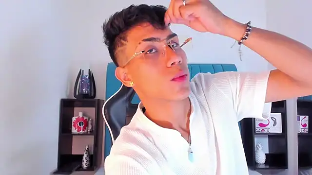 Snapshot of AlanNaughty chatting on January 22, 2025, 8:59 pm AlanNaughty online show from January 22, 2025, 8:59 pm