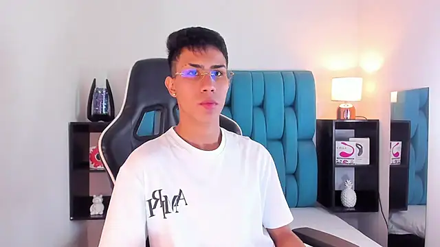 Snapshot of AlanNaughty chatting on January 24, 2025, 11:04 am AlanNaughty online show from January 24, 2025, 11:04 am