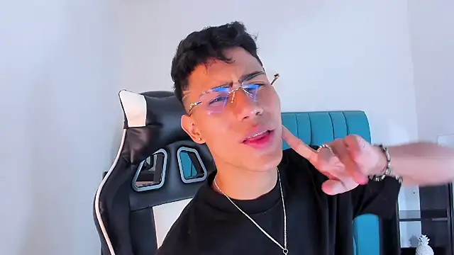 Snapshot of AlanNaughty chatting on February 6, 2025, 8:56 pm AlanNaughty online show from February 6, 2025, 8:56 pm